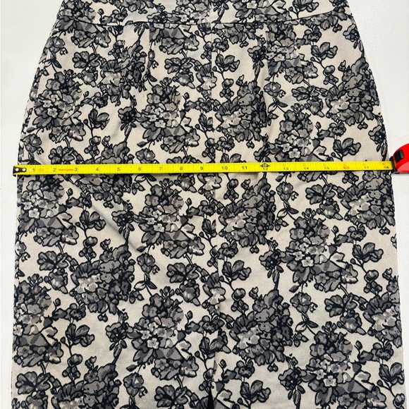 Ann Taylor Black and Cream Floral Pencil Skirt size 4 mint condition - Picture 7 of 8